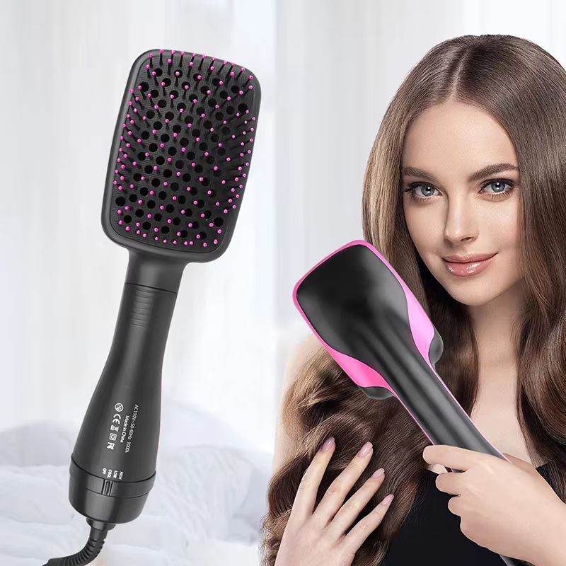 Mujer usando el cepillo secador One Step Styler para alisar el cabello y reducir el frizz